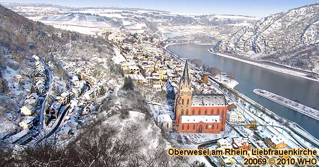 Glhweinwanderung im Winter in Oberwesel am Rhein. Im Hintergrund die Weinlage Oberweseler Oelsberg.