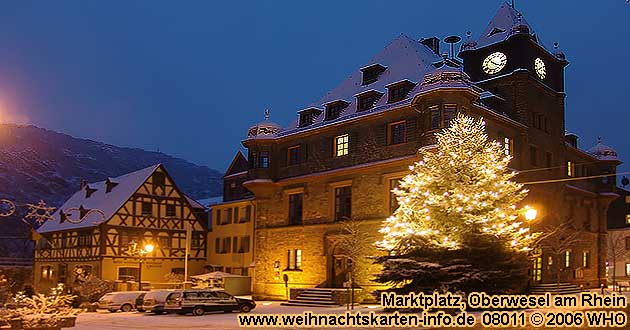 Glhweinwanderung entlang dem Marktplatz in Oberwesel am Rhein.