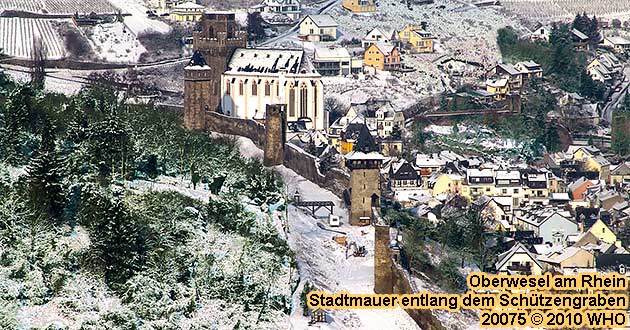 Stadtmauer-Rundweg entlang dem Schtzengraben mit den 4 Trmen: Michelfeldturm I, Michelfeldturm II, Kuhhirtenturm und Pulverturm. Im Hintergrund die Weinbergslage Oberweseler Oelsberg.